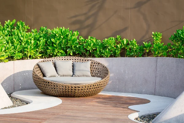 Entspannendes Rattan-Sofa im Garten — Stockfoto