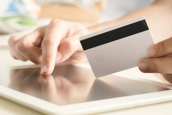 Koncepcja zakupy online: Ludzką ręką trzyma karty kredytowej (filtr — Zdjęcie stockowe