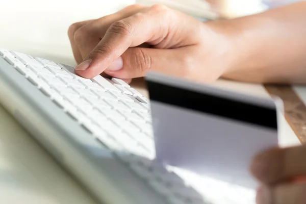 Pulsando el dedo humano entrar botón en el teclado blanco con otro — Foto de Stock