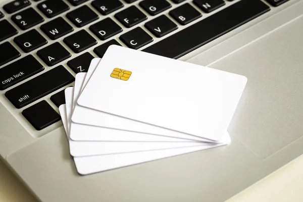 Prázdná kreditní kartu s elektronickým čipem na Laptop — Stock fotografie