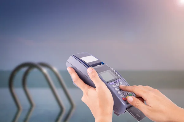 Ręka kobiety z machnięcia karty kredytowej za pośrednictwem terminali do podróży Obrazek Stockowy