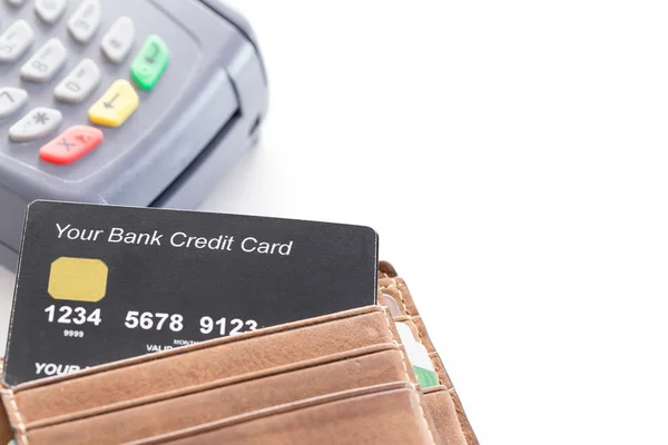 Kreditní karta v peněžence s úvěrová karta stroj v pozadí — Stock fotografie