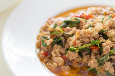 Baharatlı Stir Fried görüntü kadar yakın kıyılmış domuz eti ve fesleğen