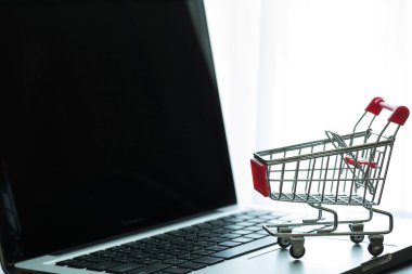 Mini kırmızı: alışveriş sepeti laptop alışveriş Online kavramı