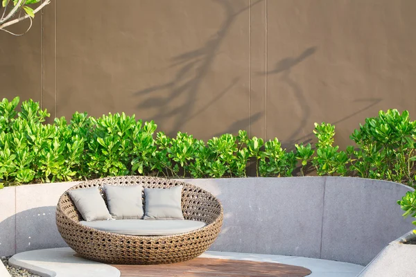 Entspannendes Rattan-Sofa im Garten — Stockfoto