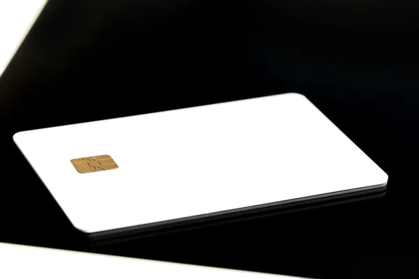 Selektywne Focus: Puste karty kredytowej z chipu elektronicznego na Pers — Zdjęcie stockowe
