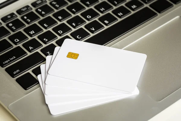 Cartão de crédito em branco com chip eletrônico no laptop — Fotografia de Stock