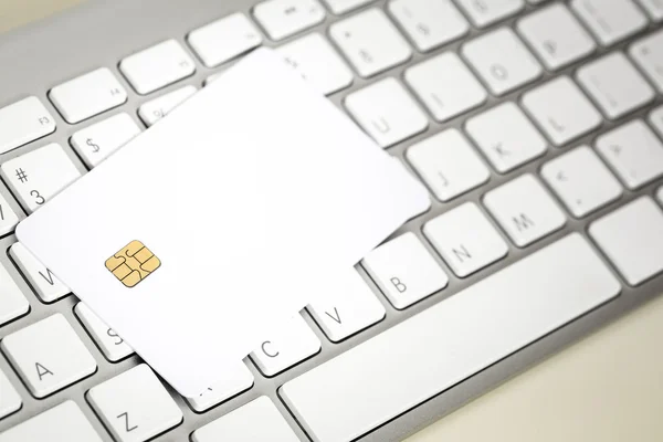 Cartão de crédito em branco com chip eletrônico no teclado — Fotografia de Stock