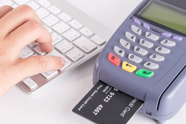 Machnięcia karty kredytowej za pośrednictwem terminali na sprzedaż w sklepie — Zdjęcie stockowe