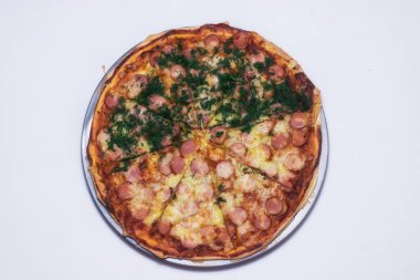 Beyaz arka planda izole edilmiş ev yapımı pizza, üst görünüm