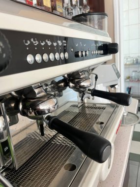 Kafedeki paslanmaz çelik kahve makinesi.