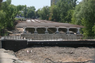 Rusya 'nın saldırısından sonra Ukrayna' nın Malyn kentindeki yeniden yapılanma sırasında beton desteklerin üzerinde geniş çaplı inşaat demiri bulunan yeni bir köprü güvertesi bulunuyor.