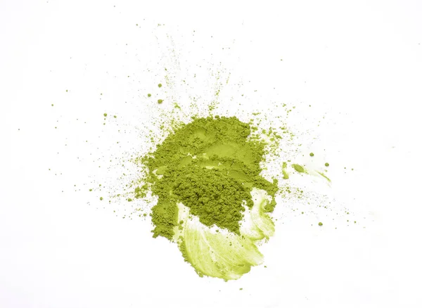 Beyaz arka planda kibrit tozu patlaması. Matcha iyi öğütülmüş yeşil çay tozundan yapılır. Japon kültüründe çok yaygındır. Matcha oksijensiz kaldığı için sağlıklı.