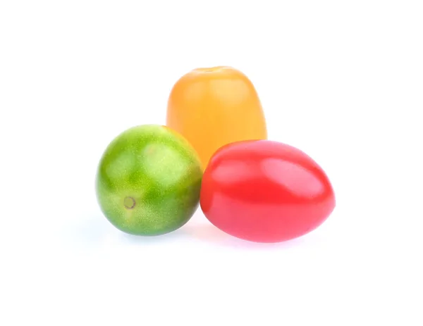红色和绿色西红柿樱桃 白色分离 新鲜蔬菜 用于沙拉 — 图库照片