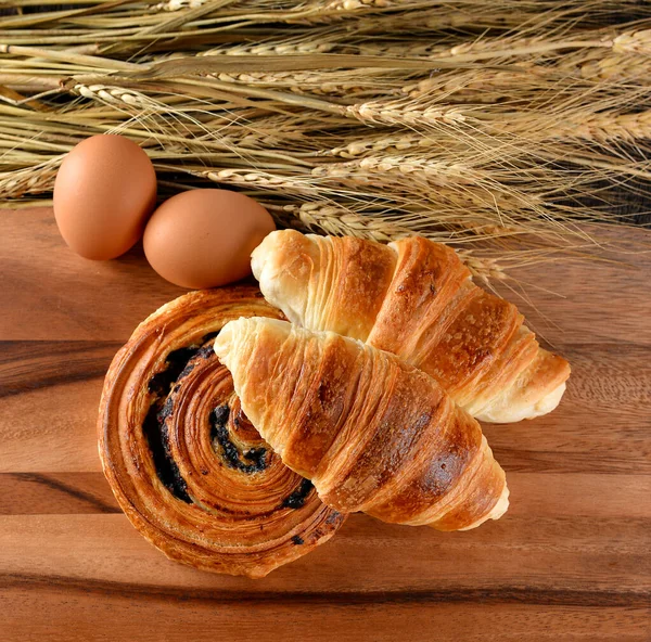 Croissant Kenyér Denis Árpa Háttér Wooden — Stock Fotó