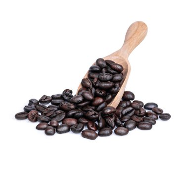 Beyaz arka planda izole edilmiş tahtadan kepçe kahve çekirdekleri.