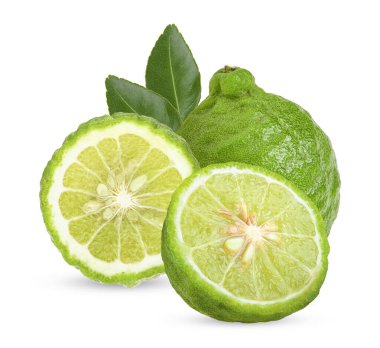 Taze Bergamot, yarısı ve beyaz arka planda lezlerle dilimlenmiş..