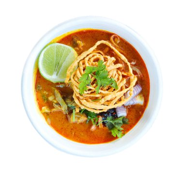 Khao Soi, körili noddle thai beyaz arka planda kasede.. üst manzara.