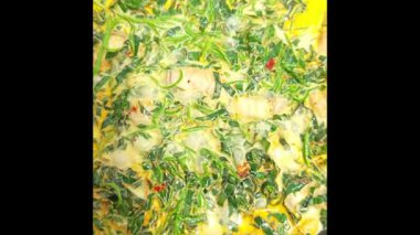 Lezzetli, Tayland usulü baharatlı, domuz eti ve yabani betel yapraklı baharatlı, tencerede kaynayan porsiyon. Zengin aromalı ve aromalı geleneksel Güneydoğu Asya yemekleri kaynamaya ve servis yapmaya hazır..