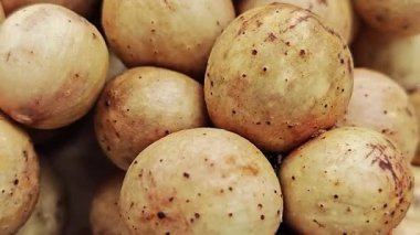  Tabakta sergilenen uzun kong meyvelerini kapatın. Doğal dokuya ve tatlı tada sahip tropikal Tayland meyveleri..