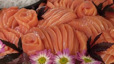 Çok güzel sunulmuş Japon saşimi sosu, birinci sınıf kalite ve iştah açıcı tazelik..