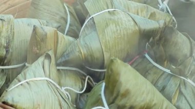 Zongzi, güzel kokulu yapraklara sarılmış, iyi malzemelerle süslenmiş ve kültür festivali ayinlerinde sevgiyle anılan eski bir Çin yemeği..