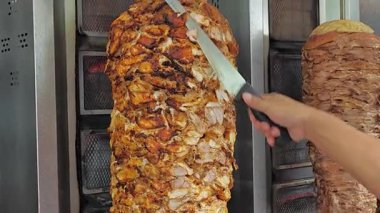  Lezzetli bir kebap için mükemmel baharatlı et dilimleyen bir şef..