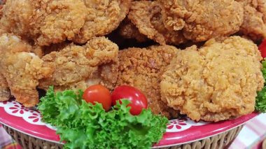 Tayland usulü kızarmış tavuk: aromatik, dıştan çıtır çıtır ve popüler bir sokak yemeği favorisi..