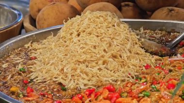 Geleneksel Tayland tatlı balık sosu genellikle taze tropikal meyvelerle yenir..