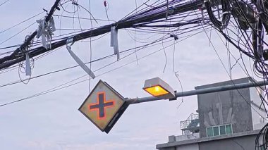 Trafik işaretleri ve karmaşık iletişim kabloları Bangkok şehrinde görsel karmaşa yaratıyor..