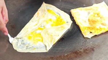 Tayland sokak yemekleri satıcısı yol kenarında sıcak tereyağlı roti yapıyor. Taze, lezzetli ve otantik..