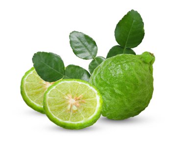 Taze bergamot ya da kaffir limon meyvesi ve beyaz arka planda yaprakları olan kaygan salata..
