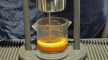 Özenle hazırlanmış taze espresso, zengin, sıcak ve aromatik, davetkar ve lezzetli kalitesini gözler önüne seriyor..