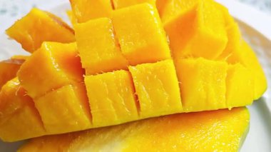 Olgun sarı mango parçalarına yakın çekim canlı renk ve doku ile.
