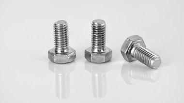 Yaşamı üç paslanmaz çelik vida oluşturdu.