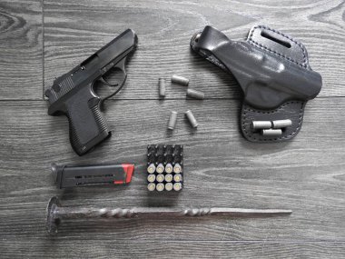 Küçük otomatik tabanca PSM 18 mm, koyu arkaplanda fişekler var..