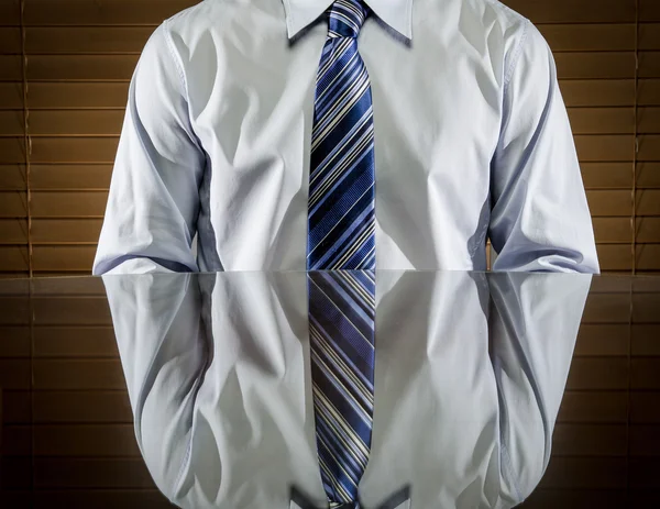 Homme assis à un bureau — Photo