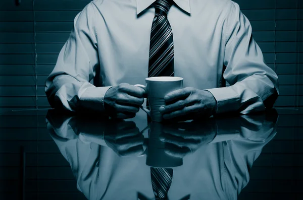 Homem segurando uma caneca — Fotografia de Stock