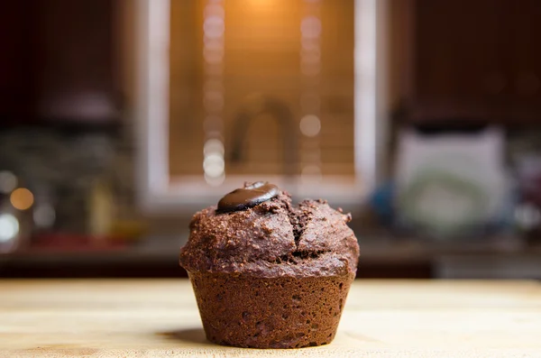 Muffin au chocolat dans une cuisine — Photo