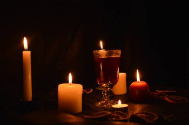 Bir grup yanan mum ve sıcak şarap.