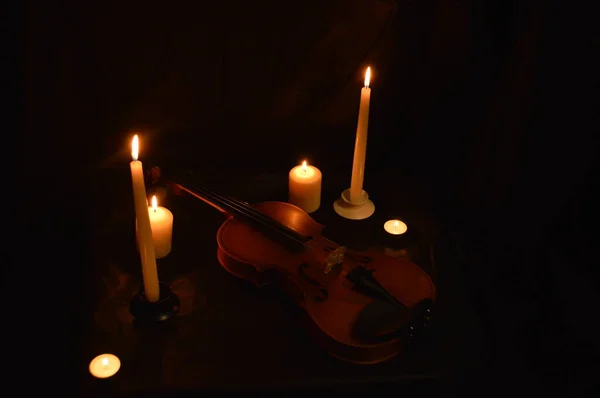 Grupo de velas acesas e violino — Fotografia de Stock