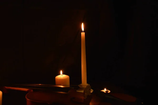 촛불과 바이올린을 켜는 그룹 — 스톡 사진