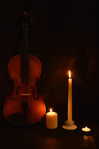 Grupo de velas acesas e violino — Fotografia de Stock