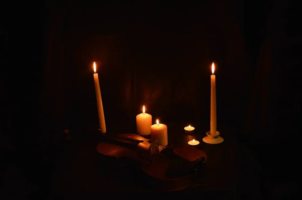 Група палаючих свічок і скрипки — стокове фото