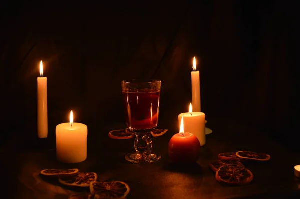 Grupo de velas acesas e vinho quente — Fotografia de Stock