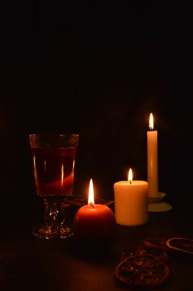 Grupa palących się świec i grzanego wina — Zdjęcie stockowe