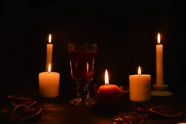 Grupo de velas acesas e vinho quente — Fotografia de Stock