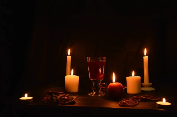 Grupo de velas encendidas y vino caliente — Foto de Stock