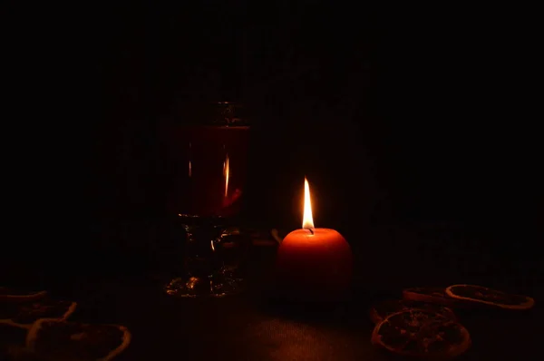 Groep brandende kaarsen en glühwein — Stockfoto