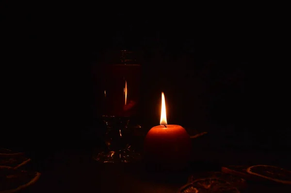 Groep brandende kaarsen en glühwein — Stockfoto